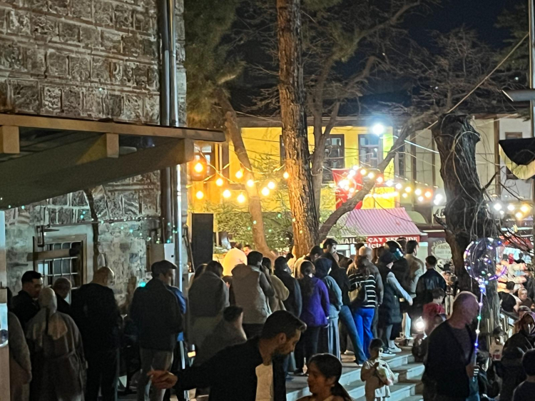 Abdal Meydanı’nda Ramazan bereketi! Gündüz sakin, gece canlı -Bursa Hayat-2