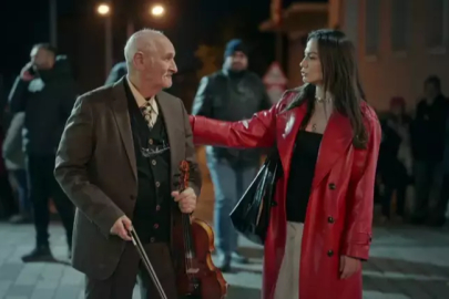Demet Özdemir'in İstiklal Caddesi'ndeki sürpriz performansı büyük ilgi gördü