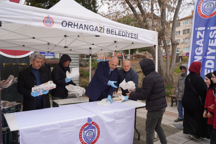Ramazan'da paylaşma ve dayanışmanın simgesi: Orhangazi'de pide ikramı - Bursa Hayat Gazetesi