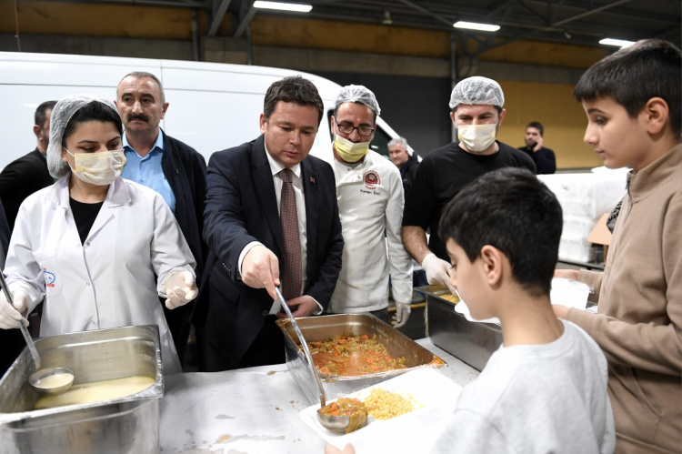 Başkan Aydın 1000 kişilik iftar sofrasında vatandaşlarla buluştu - Bursa Hayat Gazetesi-4