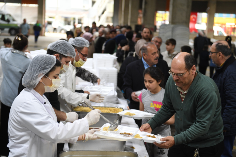 Başkan Aydın 1000 kişilik iftar sofrasında vatandaşlarla buluştu - Bursa Hayat Gazetesi-3