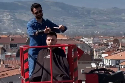 Bursa’da metrelerce yüksekte tıraş! Sosyal medyada gündem oldu