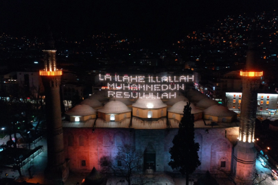 Bursa Ulu Cami’de Ramazan mahyası değiştirildi