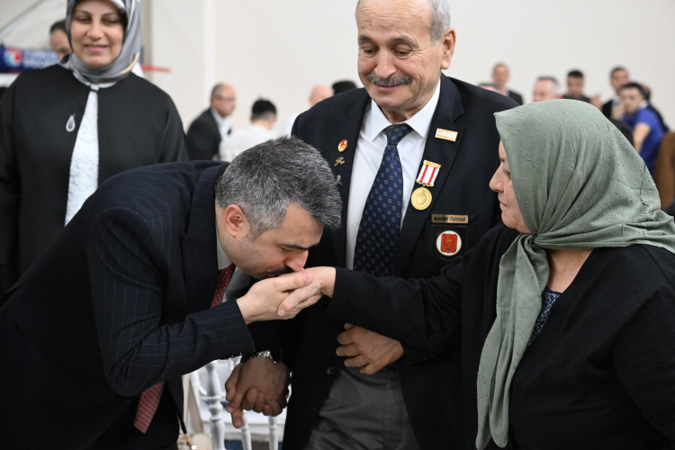 Bursa Yıldırım’da vatan kahramanları için iftar sofrasında buluşuldu - Bursa Hayat Gazetesi-5