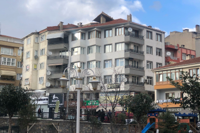 Gemlik'te şiddetli rüzgar, terastaki sedirin çatıya uçmasına neden oldu