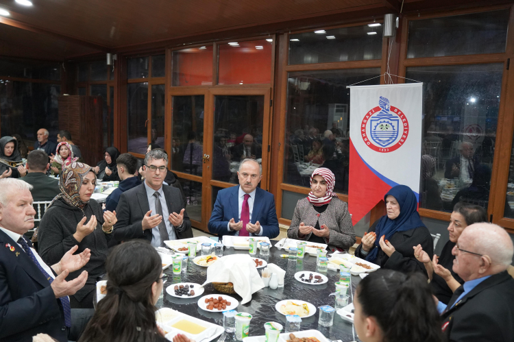 Orhangazi’de şehit aileleri ve gazilerle manevi iftar - Bursa Hayat Gazetesi-3