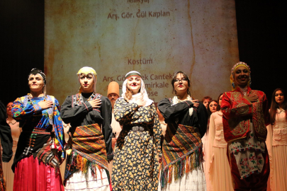 Sakarya Üniversitesi "Bu Topraklar İçin" adlı sahne gösterisini düzenledi