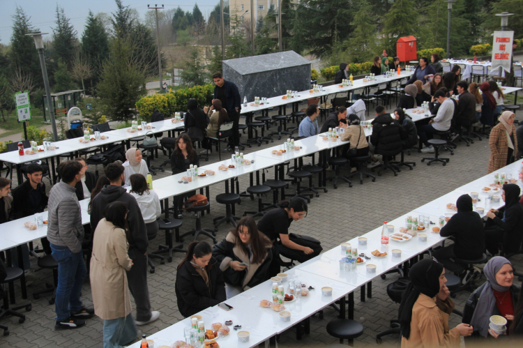 Üniversitede iftar organizasyonu sosyal bağlarını güçlendirdi - Bursa Hayat Gazetesi-2