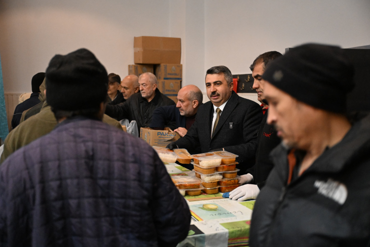 Yıldırım Belediye Başkanı Oktay Yılmaz, hemşehrileriyle iftar sofrasında buluştu - Bursa Hayat Gazetesi-3
