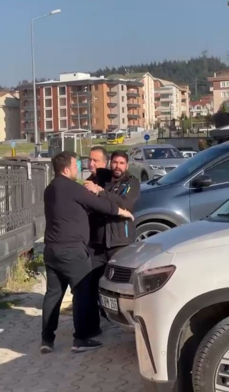 Bursa'da akılalmaz olay: Kiracısının dükkanına otomobille daldı!-Bursa Hayat Gazetesi-2