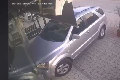 Bursa'da akılalmaz olay: Kiracısının dükkanına otomobille daldı!