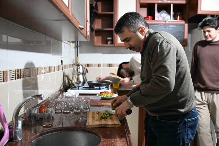 Yıldırım Belediye Başkanı Oktay Yılmaz, gençlerle sahur yaptı -Bursa Hayat-2