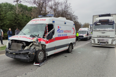 Yalova’dan Bursa’ya hasta taşıyan ambulans kazaya karıştı