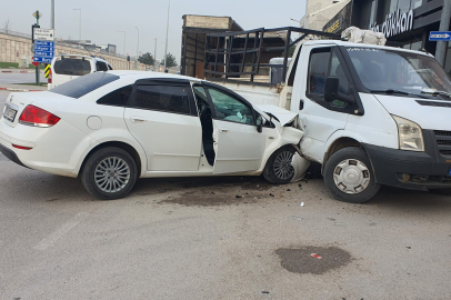 İnegöl'de trafik kazası: Otomobil kamyonete çarptı