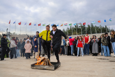 Nevruz ateşi Bursa Uludağ Üniversitesi'nde yandı: Birlik ve kardeşlik mesajı verildi