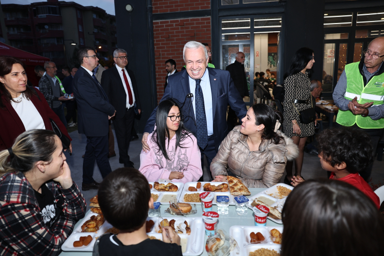 Ramazan boyunca Nilbel Kafe Koza’da öğrencilerle dayanışma iftarı - Bursa Hayat Gazetesi-3