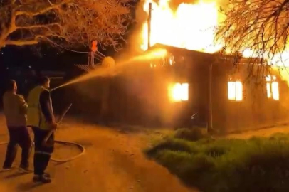 Bursa Mudanya’da 18 ahşap yapı gece saatlerinde alev alev yandı