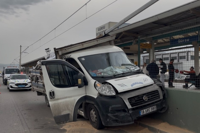 Bursa’da kamyonet metro bariyerlerine çarptı: Seferler aksadı
