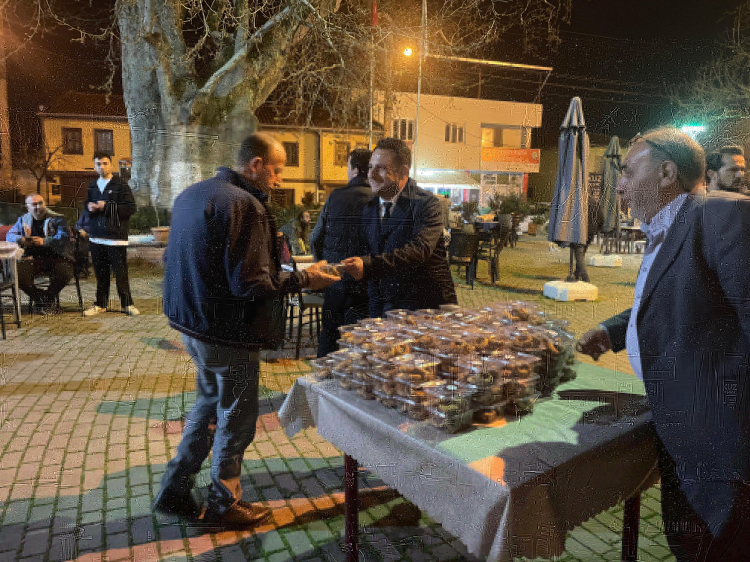 Nilüfer Belediyesi Kadir Gecesi'nde binlerce kişiye kandil simidi dağıttı - Bursa Hayat Gazetesi-2