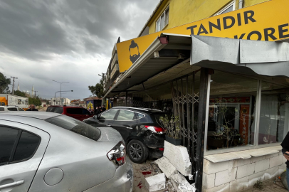 Bursa'da otomobil park halindeki araca çarpıp işyerine girdi!