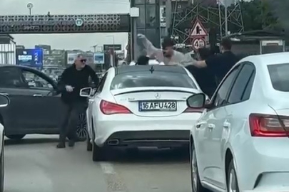 Bursa'da sürücülerin yol verme kavgası! Araçlardan atlayıp birbirlerine saldırdılar