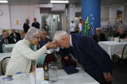 Başkan Mustafa Bozbey, huzurevi sakinleriyle bayramlaştı