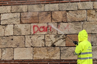 Bursa Büyükşehir Belediyesi’nden tarihi surlarda temizlik çalışması
