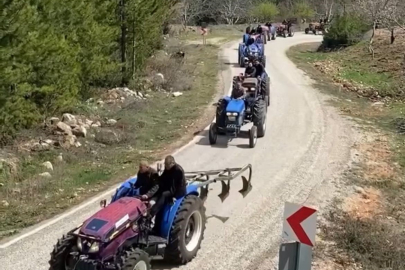Bursa’da komşu köye traktör konvoyuyla bayramlaşmaya gittiler