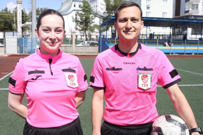 Futbol hakemi çift, birlikte maç yönetiyor!