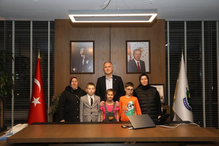 İnegöl Belediye Başkanı Alper Taban, Otizmli çocuklarla bir araya geldi - Bursa Hayat Gazetesi-3