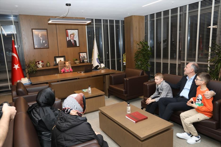 İnegöl Belediye Başkanı Alper Taban, Otizmli çocuklarla bir araya geldi - Bursa Hayat Gazetesi-4