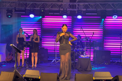 Aşkın Nur Yengi Volkan Konak'ı konserde andı