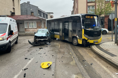 Bursa İnegöl'de otobüs ile otomobil çarpıştı: 3 yaralı