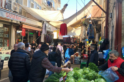 Bursa'da pazar tezgahlarında hareketlilik! Esnaf memnun, vatandaş dertli