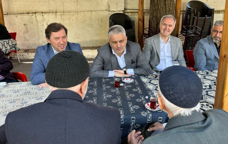 AK Parti heyeti, İnegöl Kemalpaşa Mahallesi’nde vatandaşlarla buluştu - Bursa Hayat Gazetesi-3
