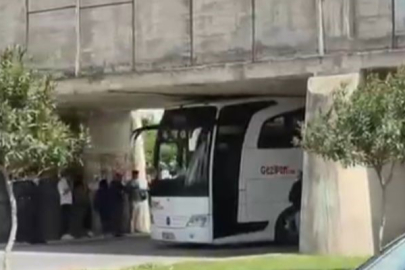 Yolcu otobüsü köprüye sıkıştı!