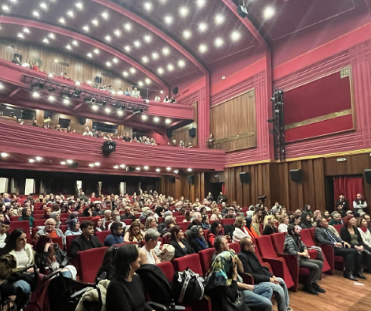 ‘Bavulun Laneti’ adlı tiyatro oyunu Tayyare Kültür Merkezi’nde sahnelendi -Bursa Hayat-3