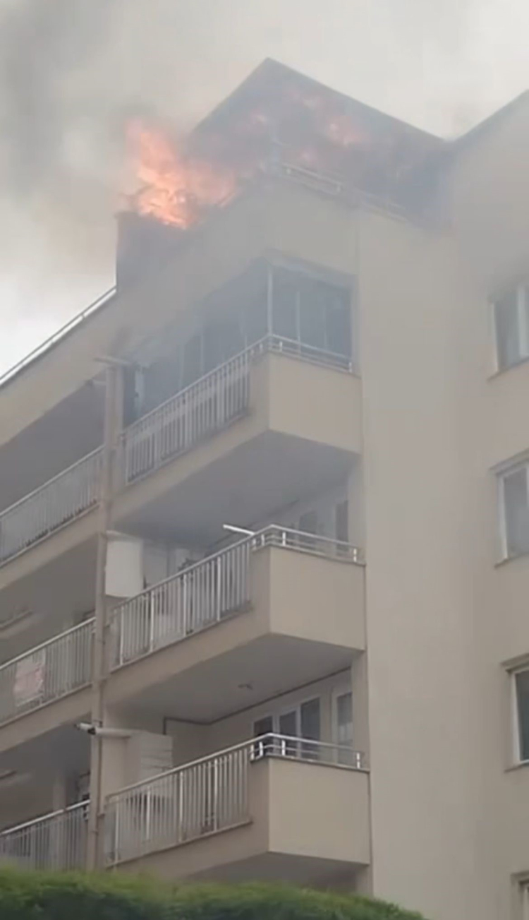 Bursa Görükle’de 5 katlı apartmanın çatı katında yangın çıktı - Bursa Hayat Gazetesi-2
