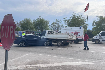 Karacabey’de kırmızı ışık ihlali kazaya neden oldu