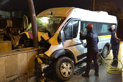 Bursa'da feci kaza! Araç, yol kenarındaki alt geçidin duvarına çarparak durabildi