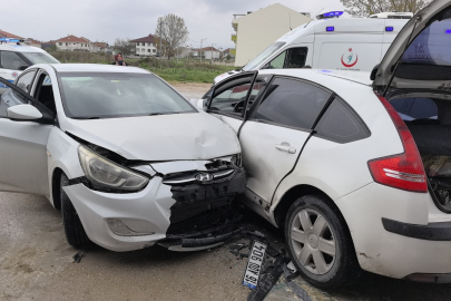 İnegöl’de kontrolden çıkan otomobil park halindeki araçlara çarptı: 5 yaralı