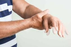 Parkinson belirtileri: Dinlenirken titremeler dikkat çekici olabilir
