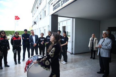 Bursa'da lise öğrencilerinden Polis Haftası’na renkli sürpriz