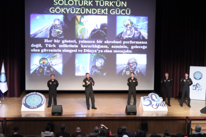 SOLOTÜRK Pilotları Bursa'da öğrencilerle buluştu