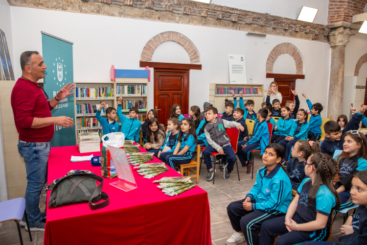 Bursa’da kitap sevgisi artıyor! Suat Delibaş küçük okurlarıyla buluştu -Bursa Hayat-2