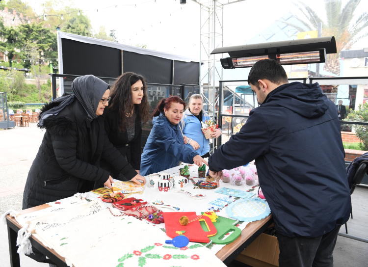 Bursa’da otizm farkındalık ağaçları ve el emeği ürünlerle farkındalık - Bursa Hayat Gazetesi-2