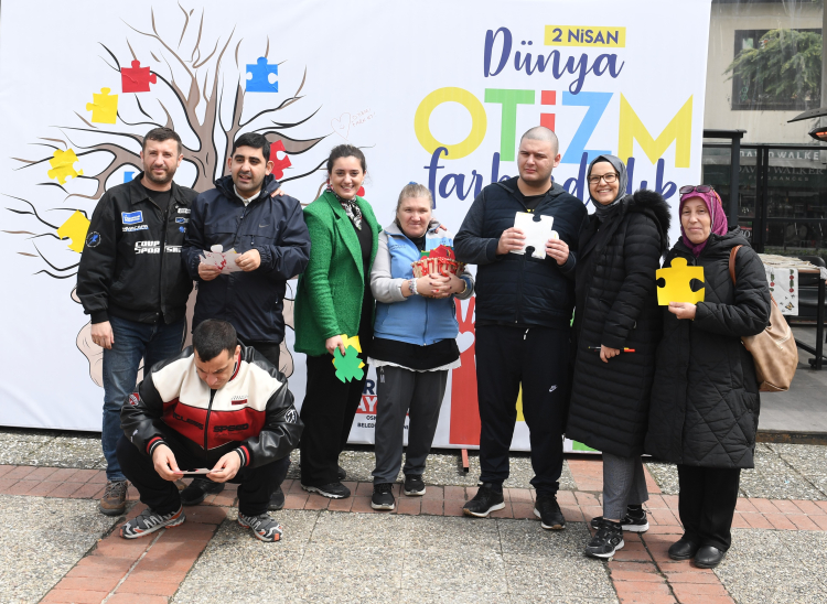 Bursa’da otizm farkındalık ağaçları ve el emeği ürünlerle farkındalık - Bursa Hayat Gazetesi-4
