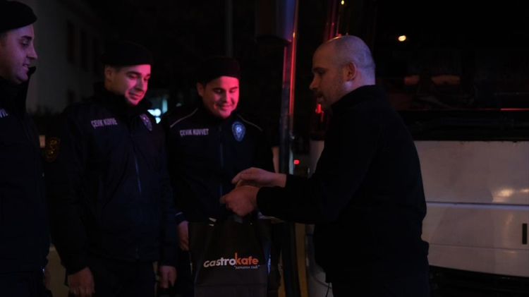 İnegöl Belediyesi’nden görevdeki polislere sürpriz ikram - Bursa Hayat Gazetesi-2