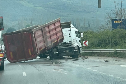 Bursa Gemlik'te TIR’ın damperi üst geçide çarptı