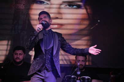 Mehmet Çevik, yeni şarkısını ilk kez canlı olarak söyledi